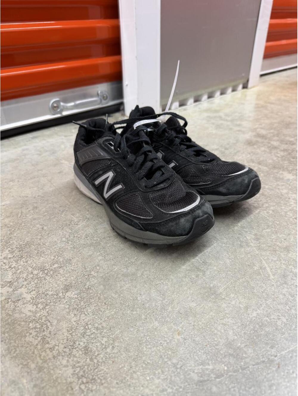 new balance made in usa black and silver running shoes size 7 WOMENS